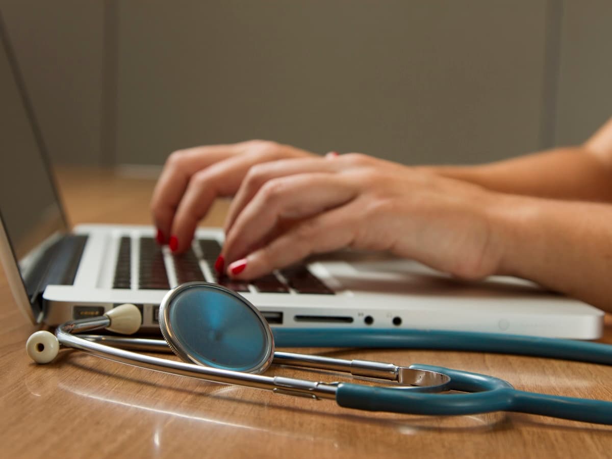 Profesional utilizando herramientas digitales en su consultorio